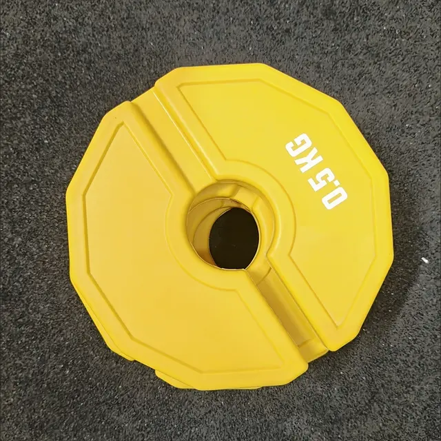 Four yellow fractional weights, listed 0.5 kg