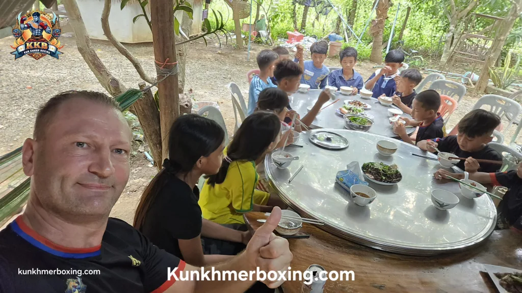 KKB Feeds Children, Fighters and Visiting Clubs Almost Every Sunday អាហារ និងការគាំទ្រកុមារបាត់ដំបង | Soutien solidaire