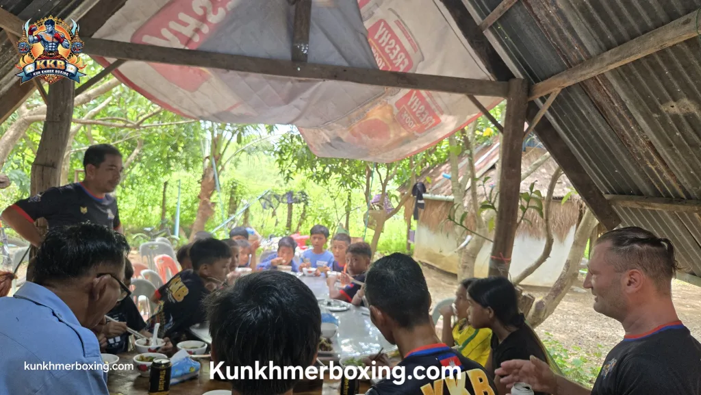 KKB Feeds Children, Fighters and Visiting Clubs Almost Every Sunday អាហារ និងការគាំទ្រកុមារបាត់ដំបង | Soutien solidaire